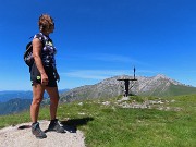 39 E siamo all'altare-croce di Capanna 2000 con vista in Menna